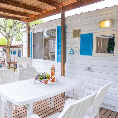 Happy Camp Mobile Homes In Karavomilos Campingplads