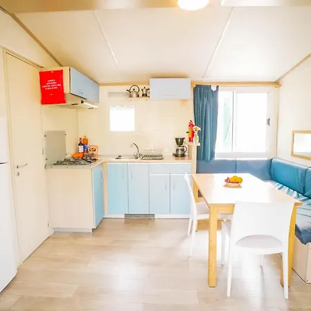 Happy Camp Mobile Homes In Karavomilos Kemping Számi